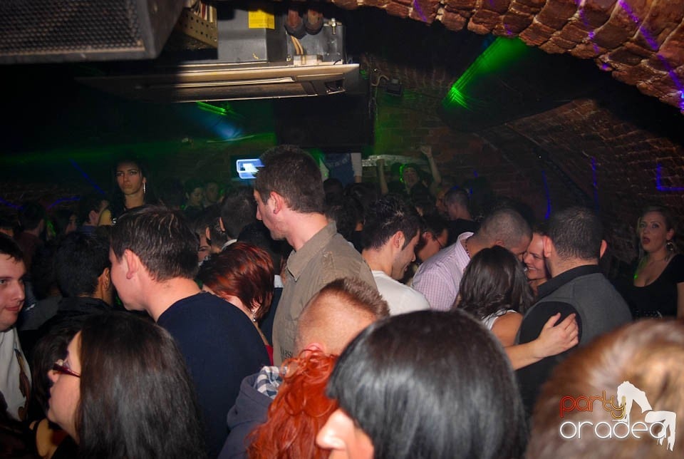 Sâmbătă seara în Club Escape, 