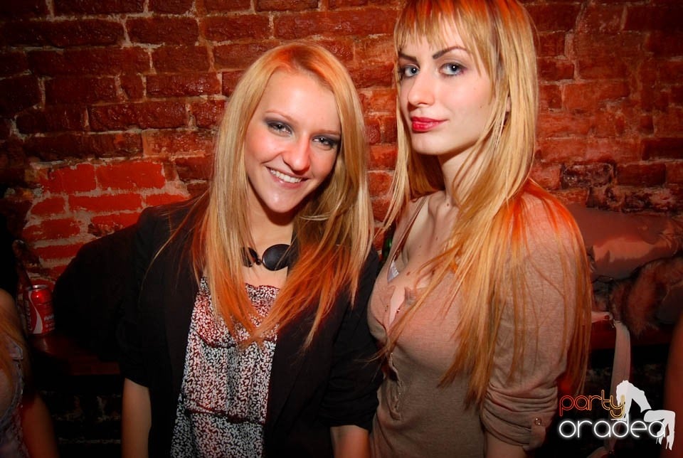 Sâmbătă seara în Club Escape, 