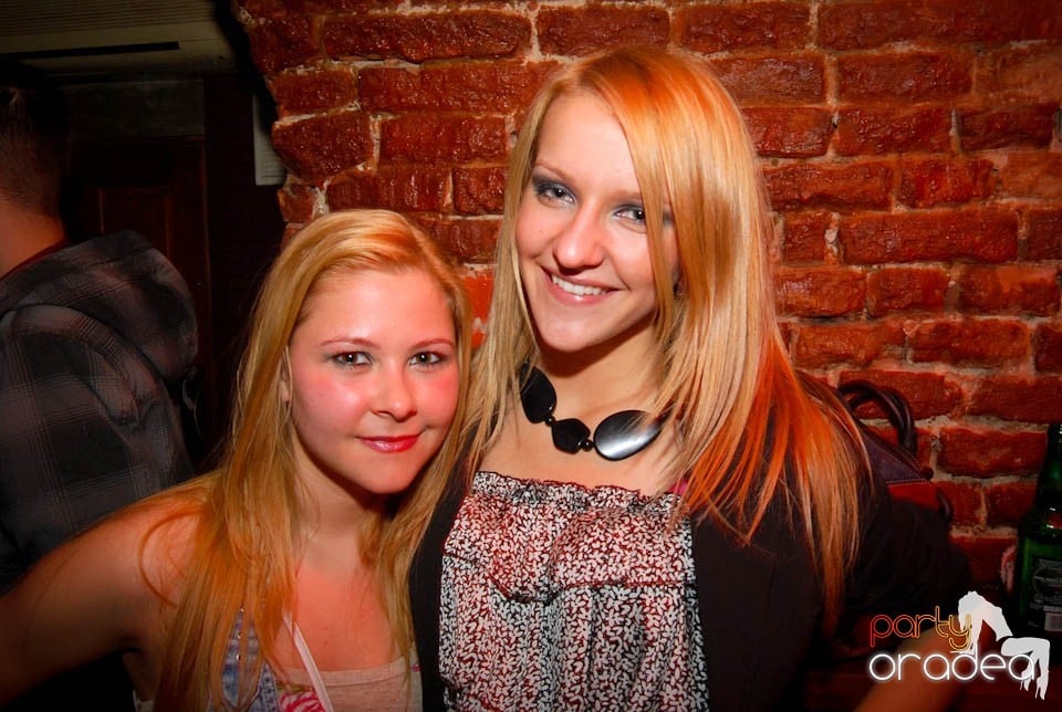 Sâmbătă seara în Club Escape, 