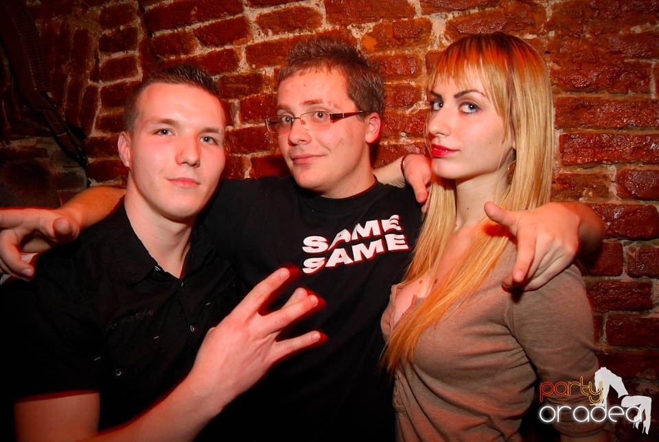 Sâmbătă seara în Club Escape, 