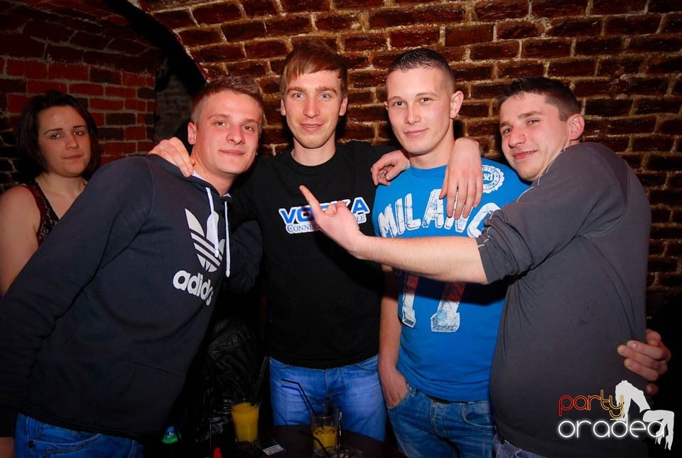 Sâmbătă seara în Club Escape, 