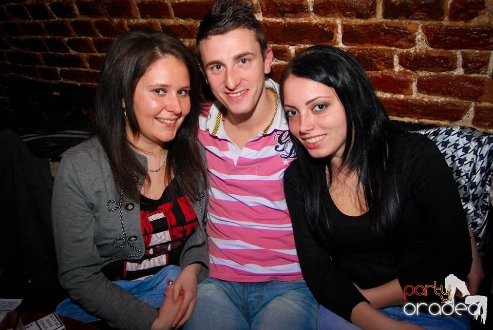 Sâmbătă seara în Club Escape, 