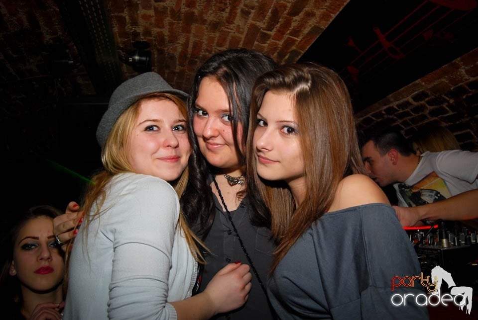 Sâmbătă seara în Club Escape, 