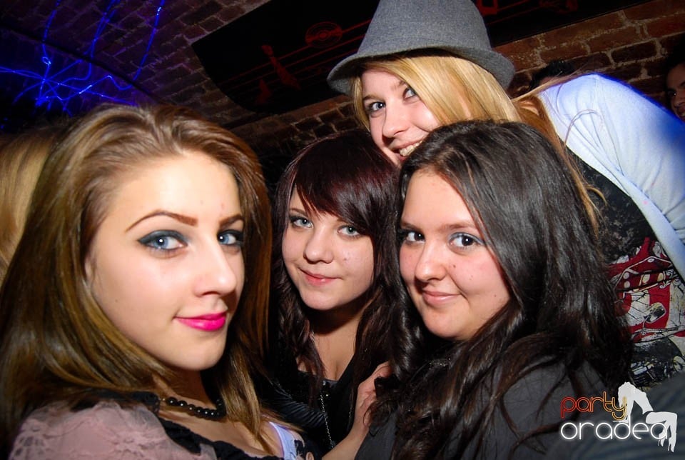 Sâmbătă seara în Club Escape, 