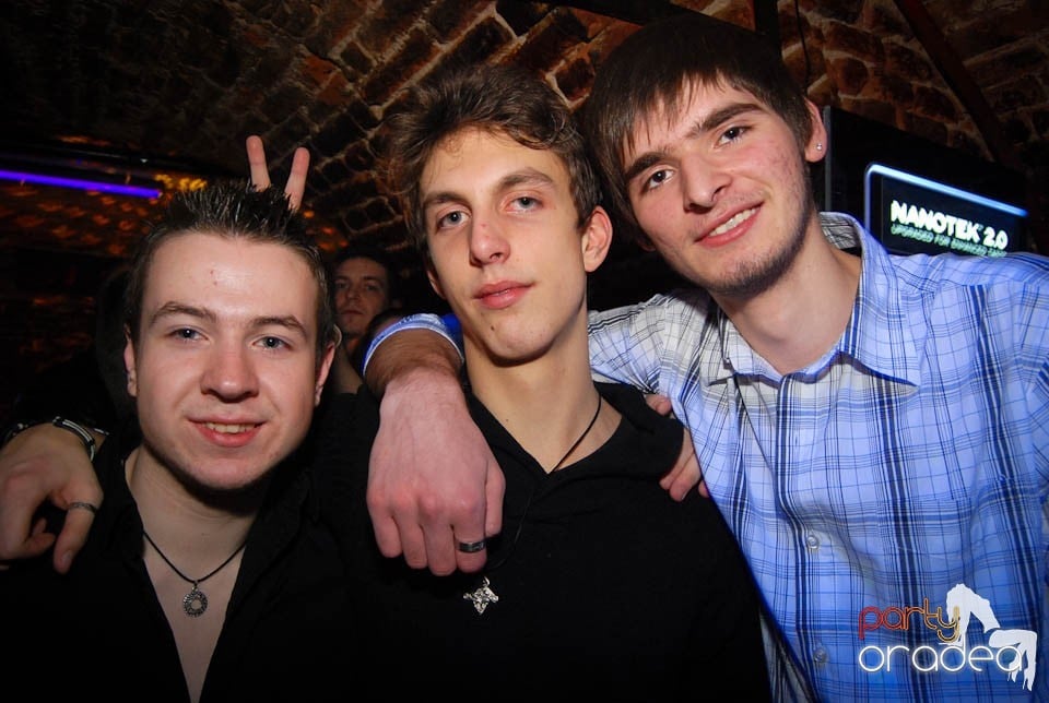 Sâmbătă seara în Club Escape, 