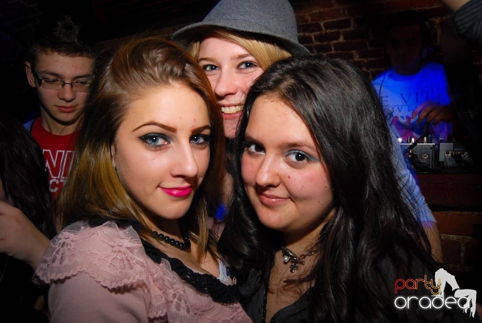 Sâmbătă seara în Club Escape, 