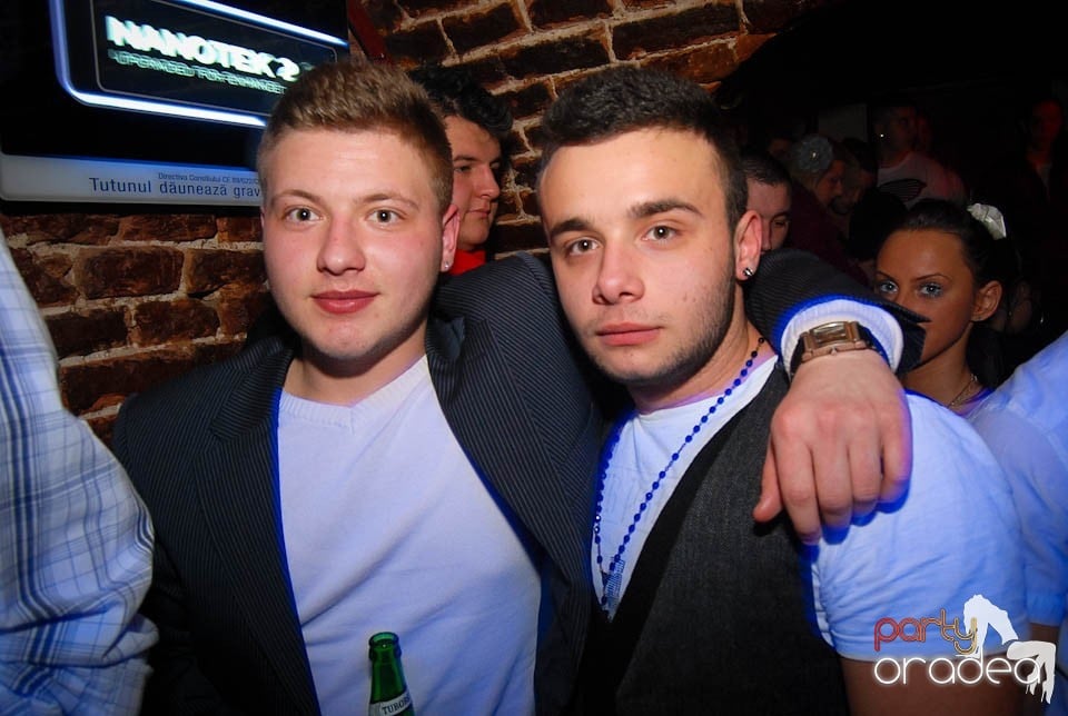 Sâmbătă seara în Club Escape, 