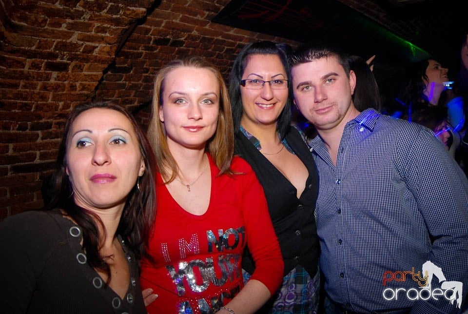 Sâmbătă seara în Club Escape, 