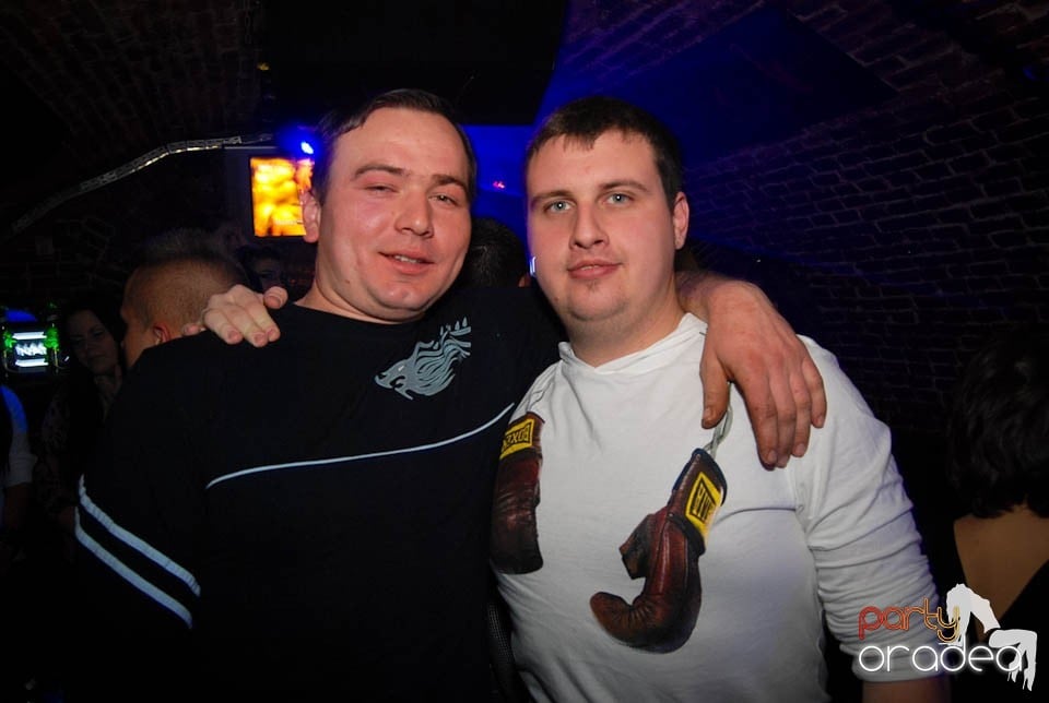 Sâmbătă seara în Club Escape, 