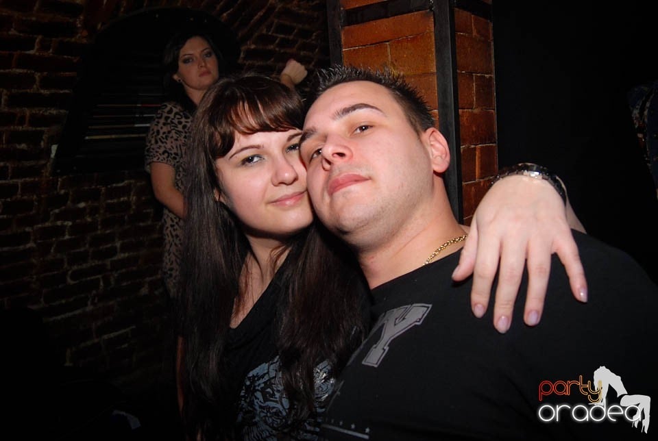 Sâmbătă seara în Club Escape, 