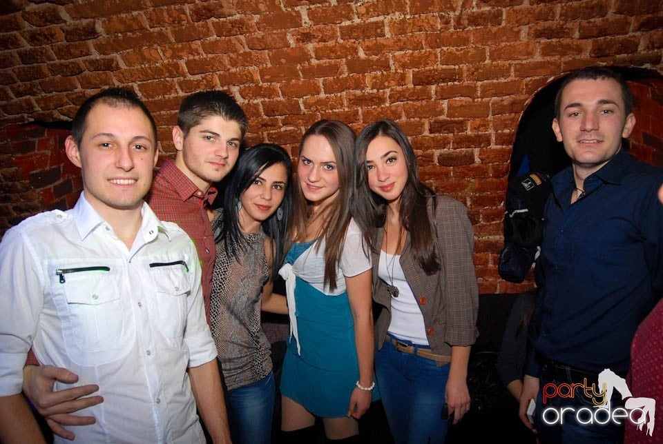 Sâmbătă seara în Club Escape, 