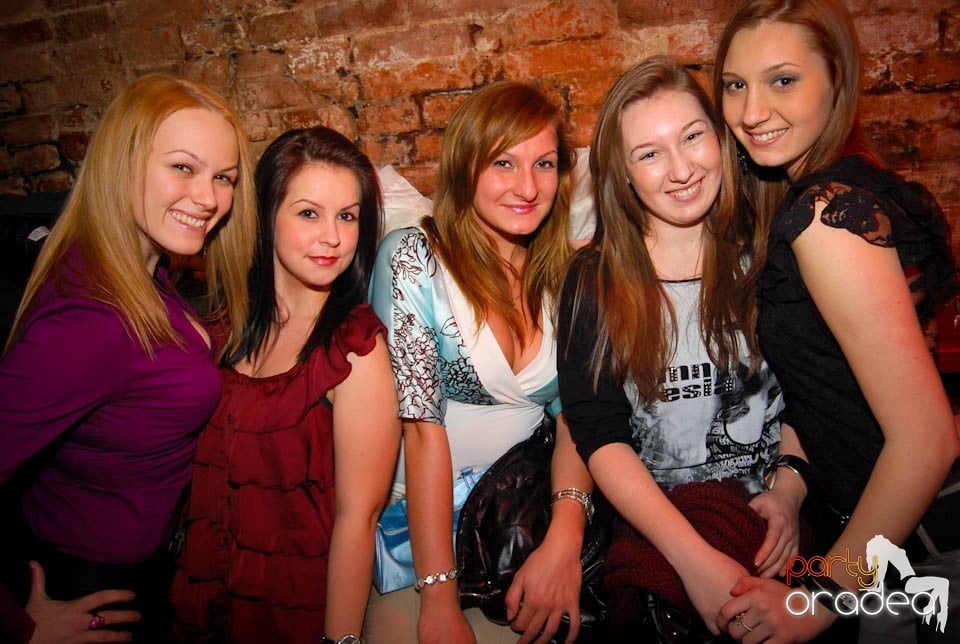 Sâmbătă seara în Club Escape, 