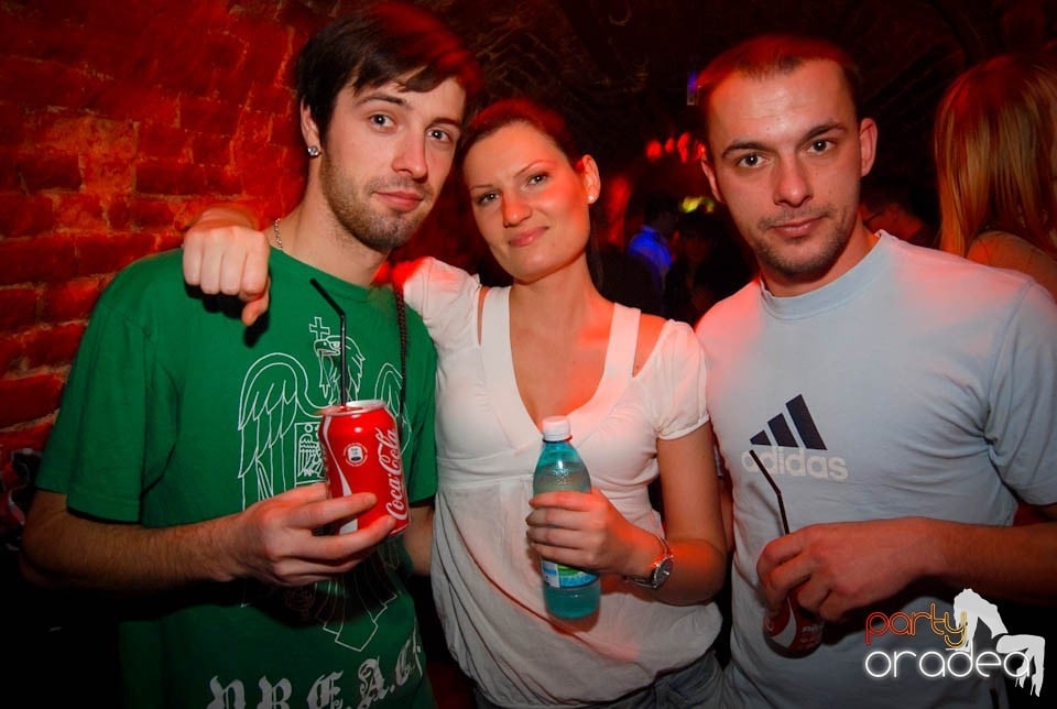 Sâmbătă seara în Club Escape, 