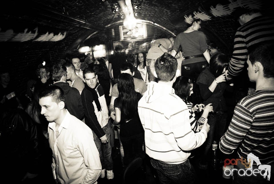 Sâmbătă seara în Club Escape, 