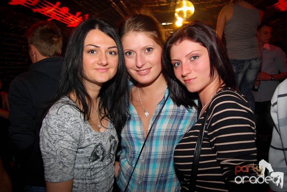 Sâmbătă seara în Club Escape, 