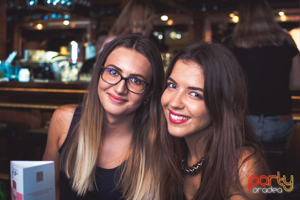 Sâmbătă seara la Columbus, Columbus Cafe