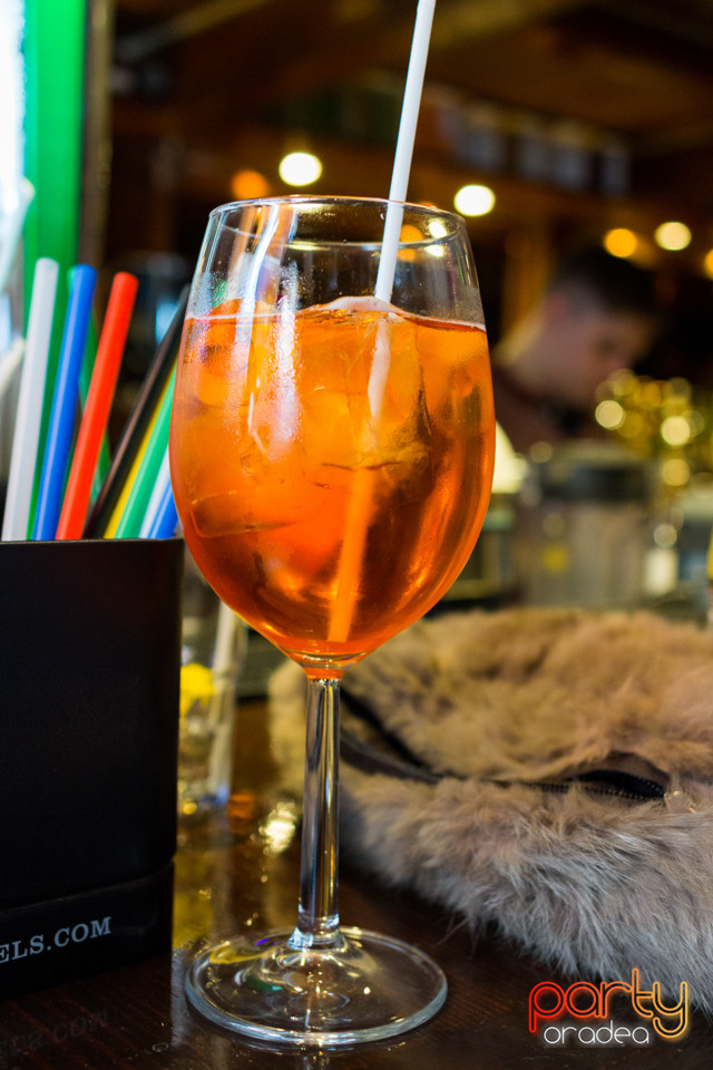 Sâmbătă seara la Columbus, Columbus Cafe