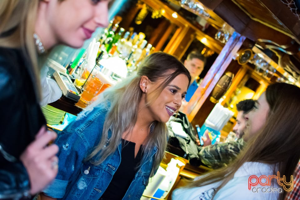 Sâmbătă seara la Columbus, Columbus Cafe