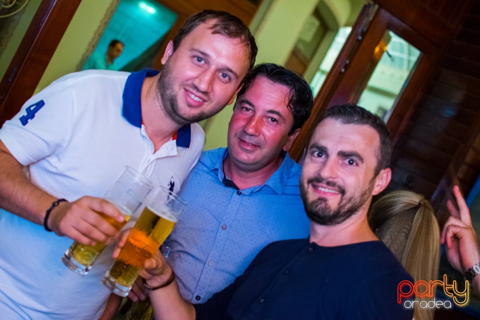Sâmbătă seara la Columbus, Columbus Cafe