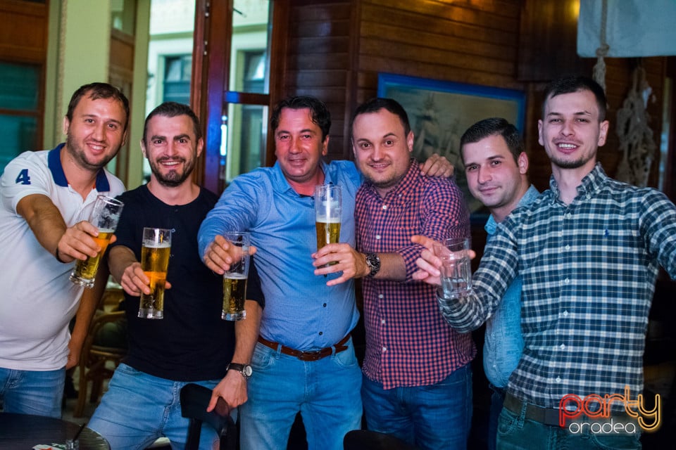 Sâmbătă seara la Columbus, Columbus Cafe