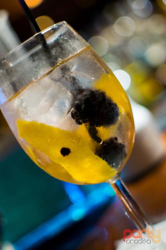 Sâmbătă seara la Columbus, Columbus Cafe