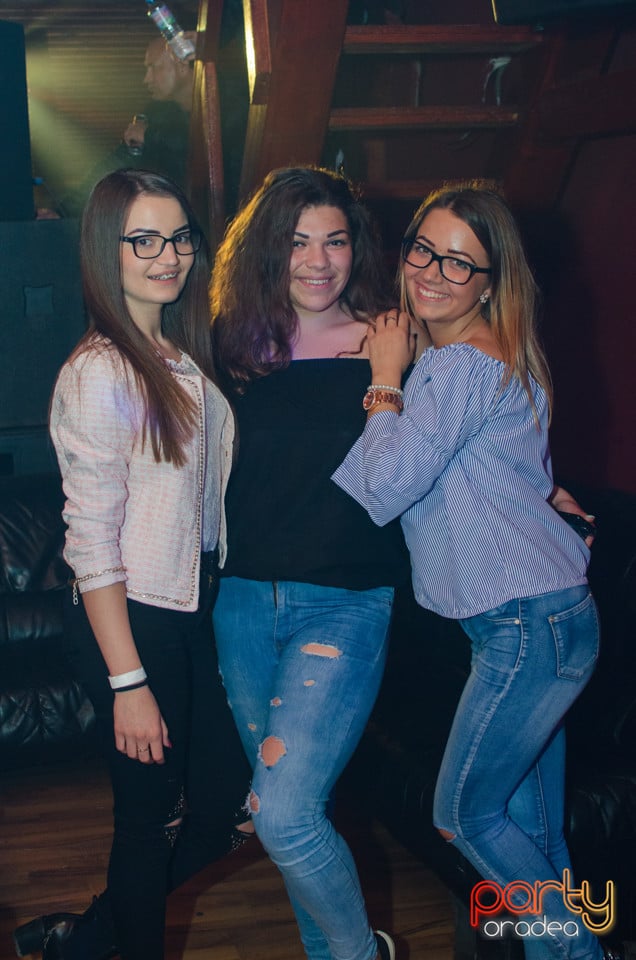 Sâmbătă seara la Disco FAHÁZ, 