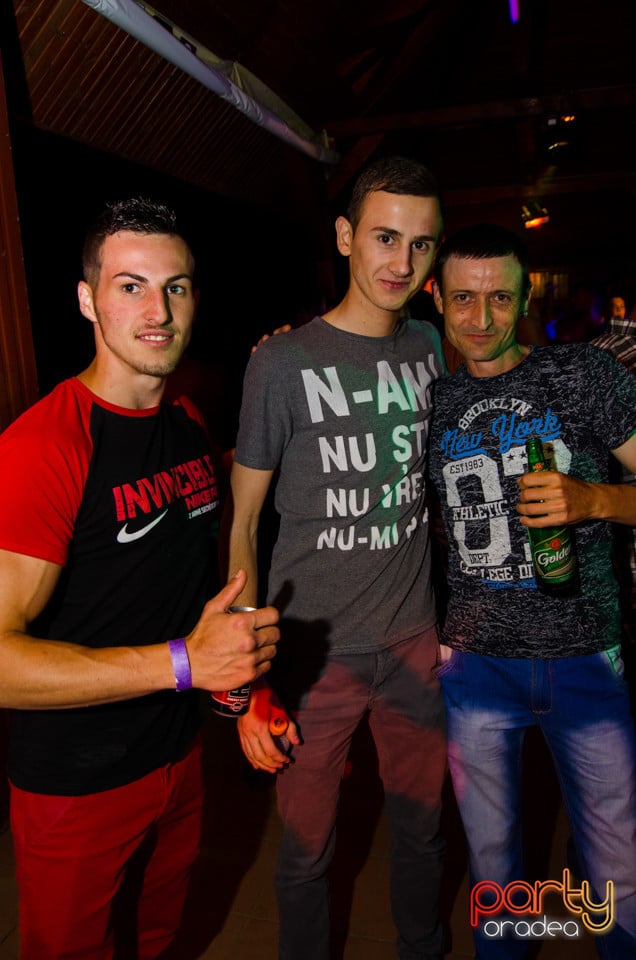 Sâmbătă seara la Disco FAHÁZ, 