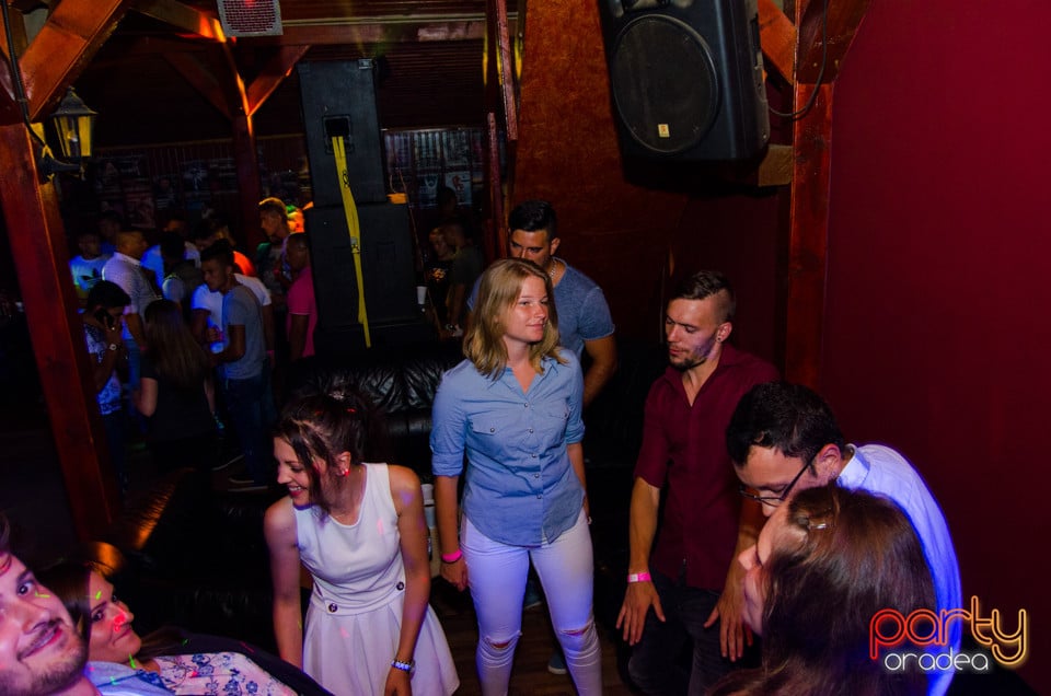 Sâmbătă seara la Disco FAHÁZ, 