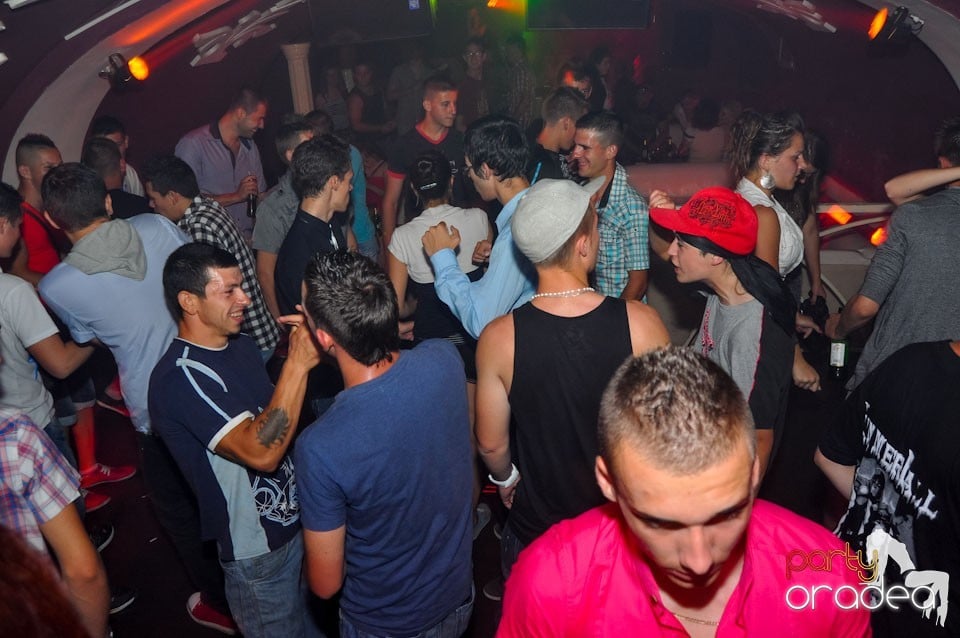 Sâmbătă seara petrecem în Atti's, 