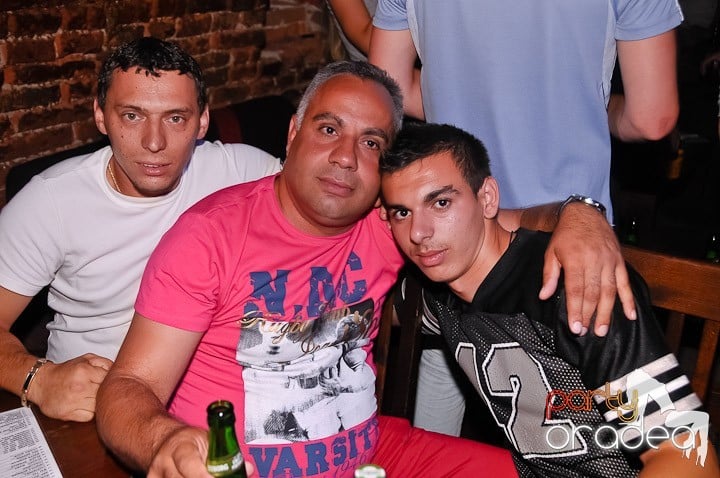 Săptămâna începe în Club Escape, 