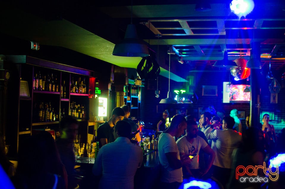 Saturday Madness, Green Pub