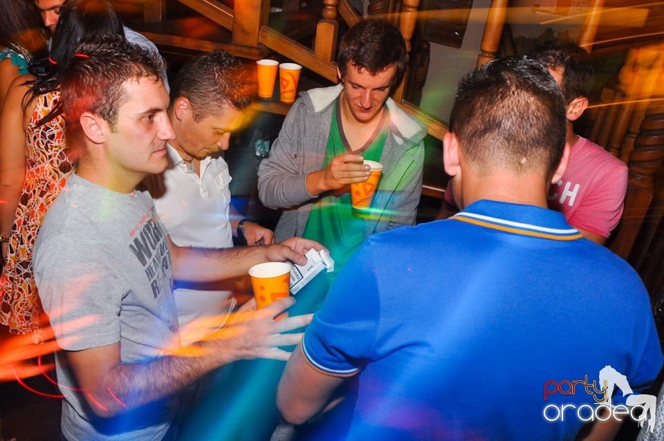 Saturday Night Birthday Party în Zulu, Zulu Caffe