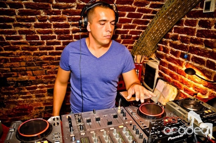 Saturday Night Escape, 