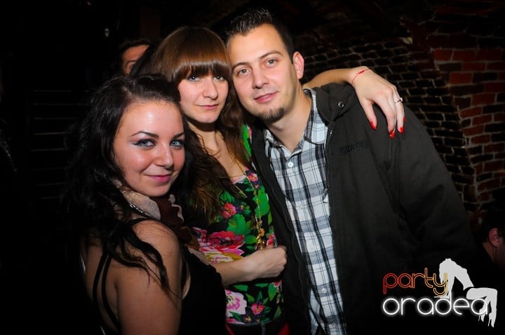 Saturday = Party în Escape, 