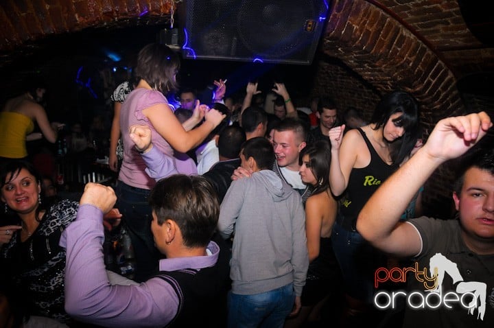 Saturday = Party în Escape, 