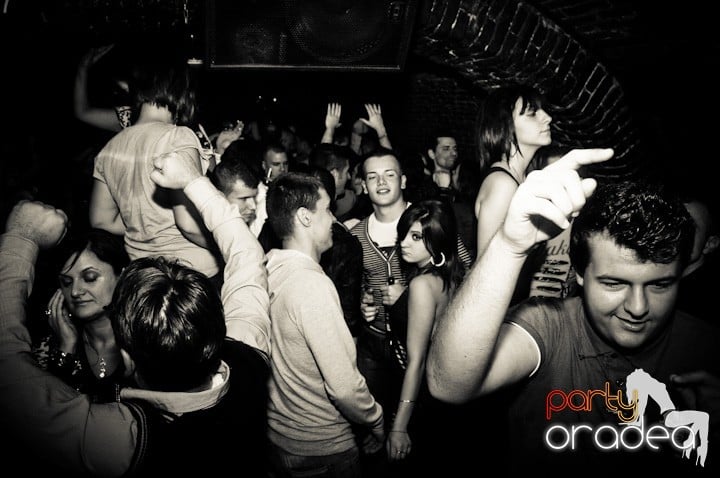 Saturday = Party în Escape, 