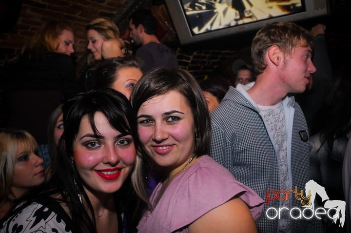 Saturday = Party în Escape, 