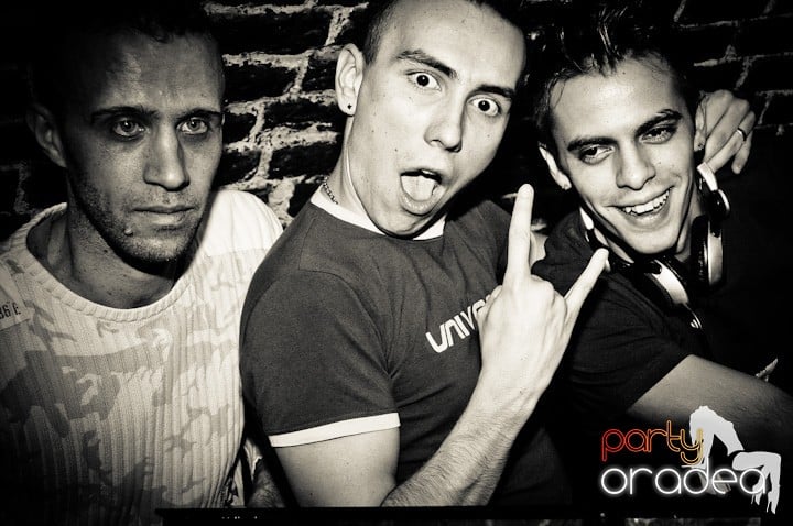 Saturday = Party în Escape, 