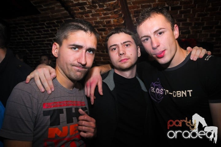 Saturday = Party în Escape, 