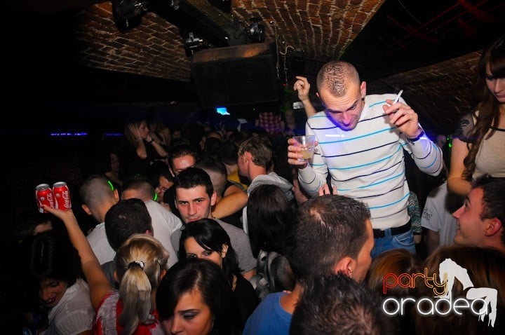 Saturday = Party în Escape, 