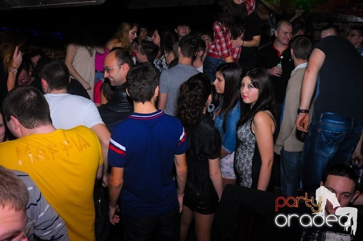 Saturday = Party în Escape, 