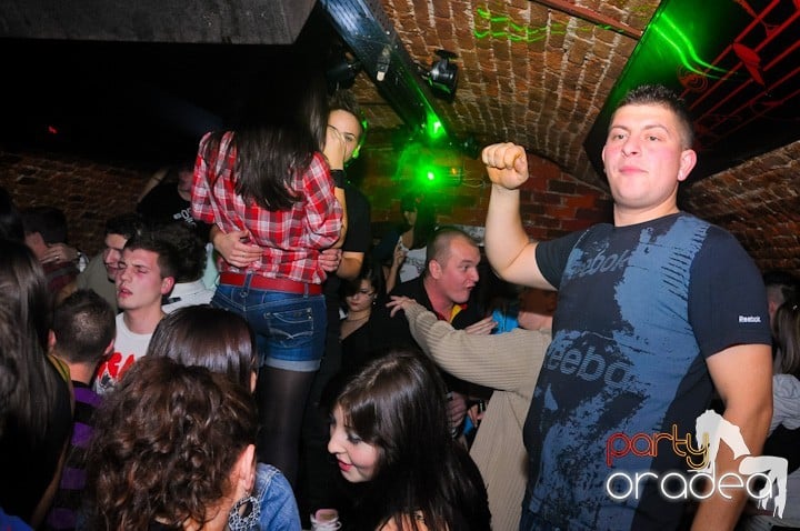 Saturday = Party în Escape, 