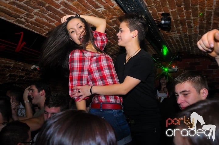 Saturday = Party în Escape, 