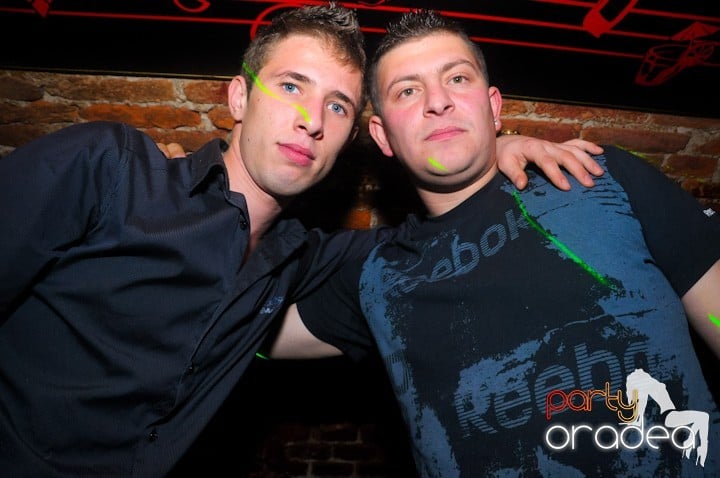 Saturday = Party în Escape, 