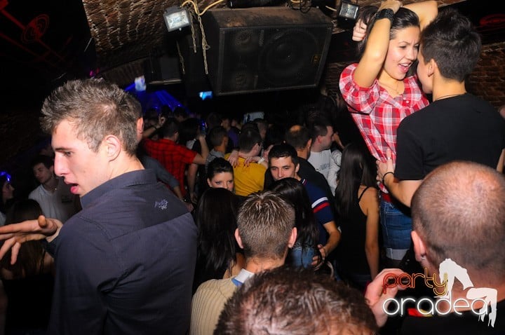 Saturday = Party în Escape, 