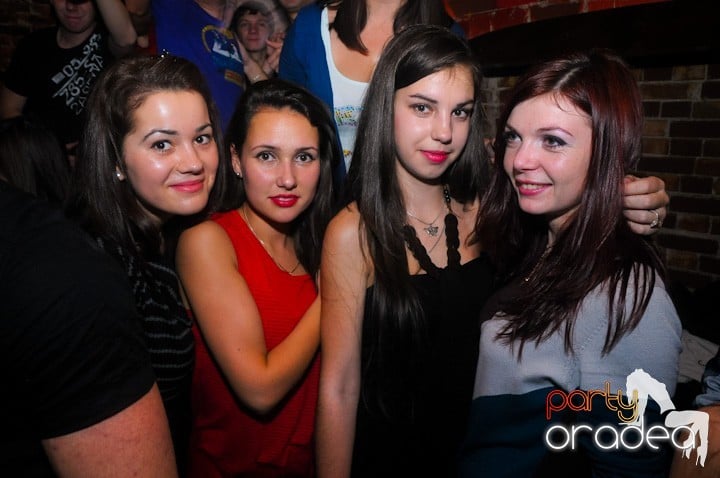 Saturday = Party în Escape, 