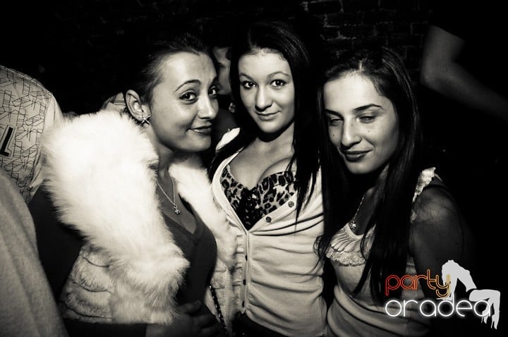 Saturday = Party în Escape, 