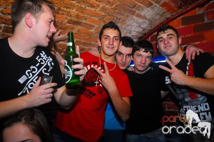 Saturday = Party în Escape, 