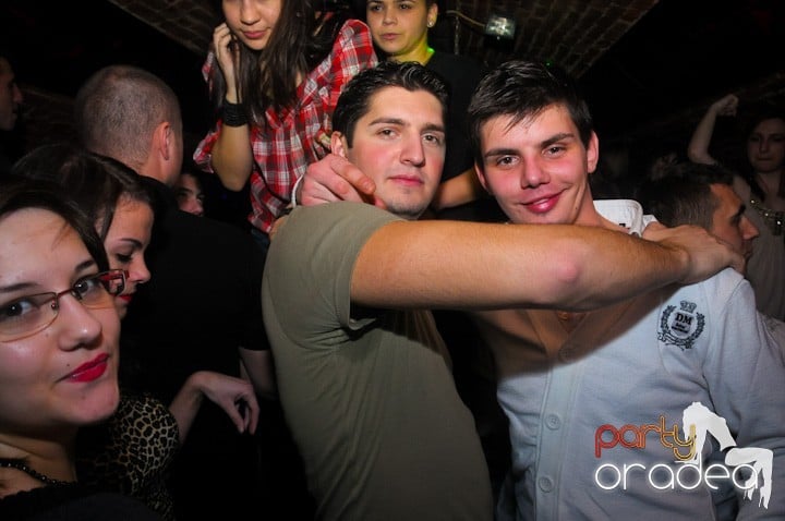 Saturday = Party în Escape, 