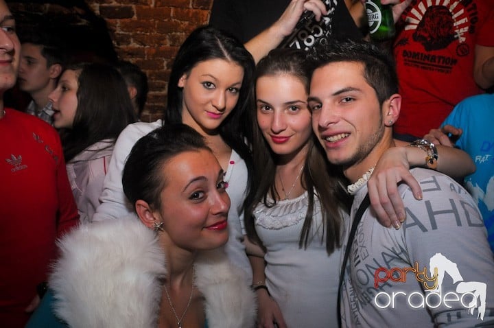Saturday = Party în Escape, 